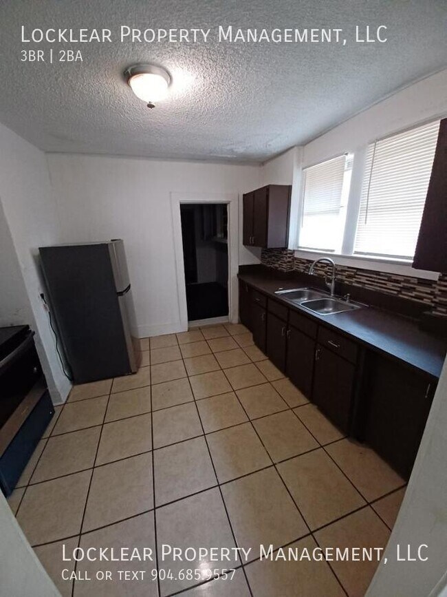 Building Photo - Stunning 3-bed, 2-bath home