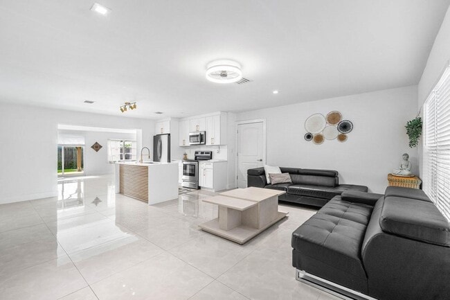 Building Photo - 403 S 13th Ct