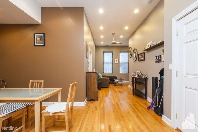 Building Photo - 1 br, 1 bath Condo - 705 N Milwaukee Ave