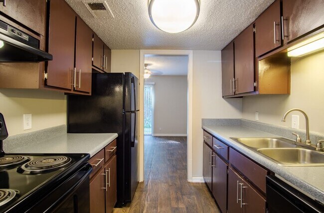 Foto del edificio - Abercorn Townhomes and Apartments