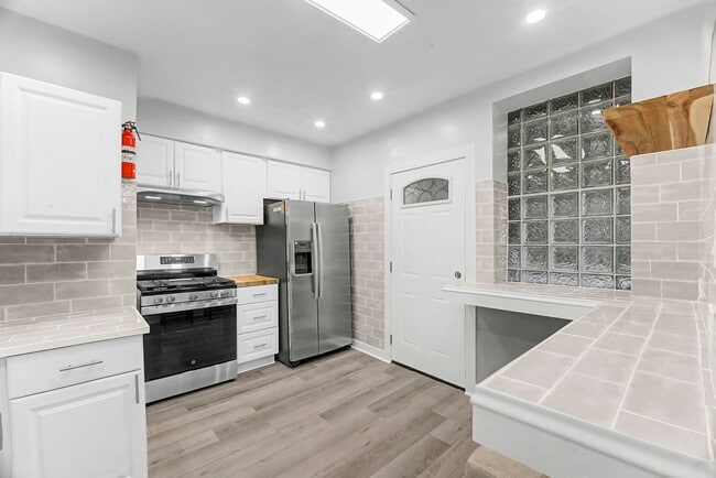 Building Photo - 2950 W Waveland Ave