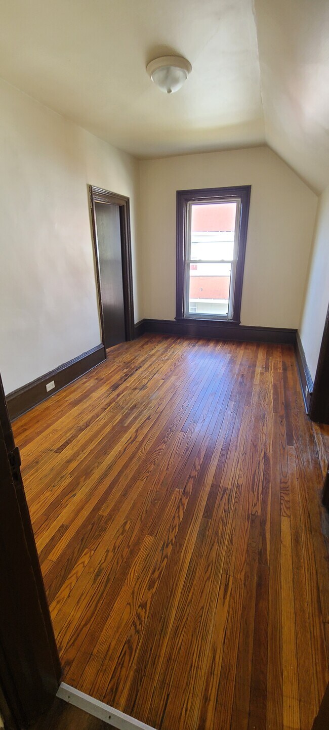 Building Photo - 816 Elmira St