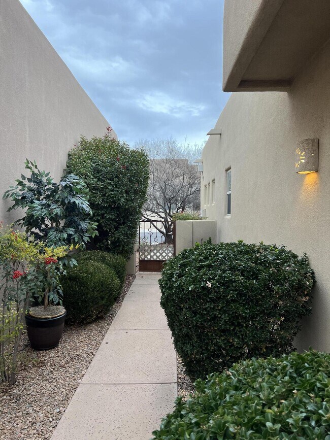 Foto del edificio - 8215 Desert Shadow Way NE