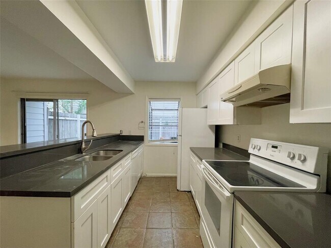 Foto del edificio - 5917 Fairdale Ln