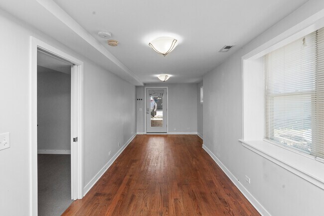 Foto del edificio - 1525 W Barry Ave