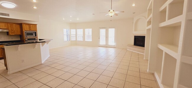 Foto del edificio - Stunning 4 bedroom, 2.5 bath home in West ...
