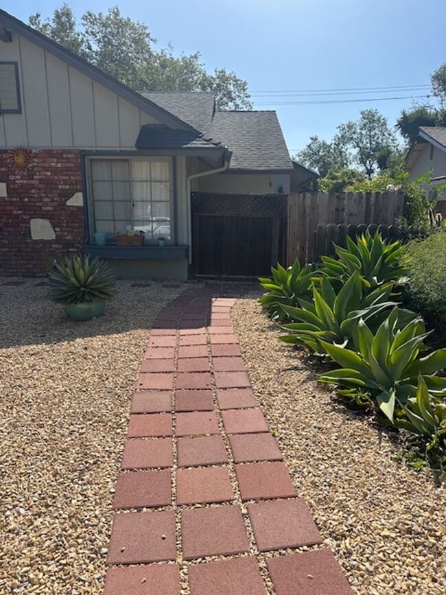 Building Photo - 1 Bedroom in Goleta