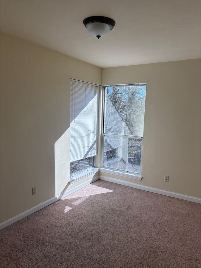 Building Photo - 4BR/2BA Near Virginia Tech | Bus Route, Laundry In-Unit