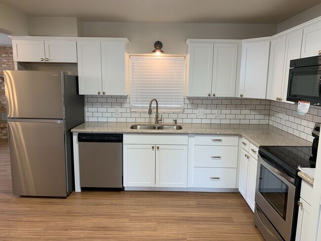 Building Photo - Available Now! 3/2 in central Lubbock!