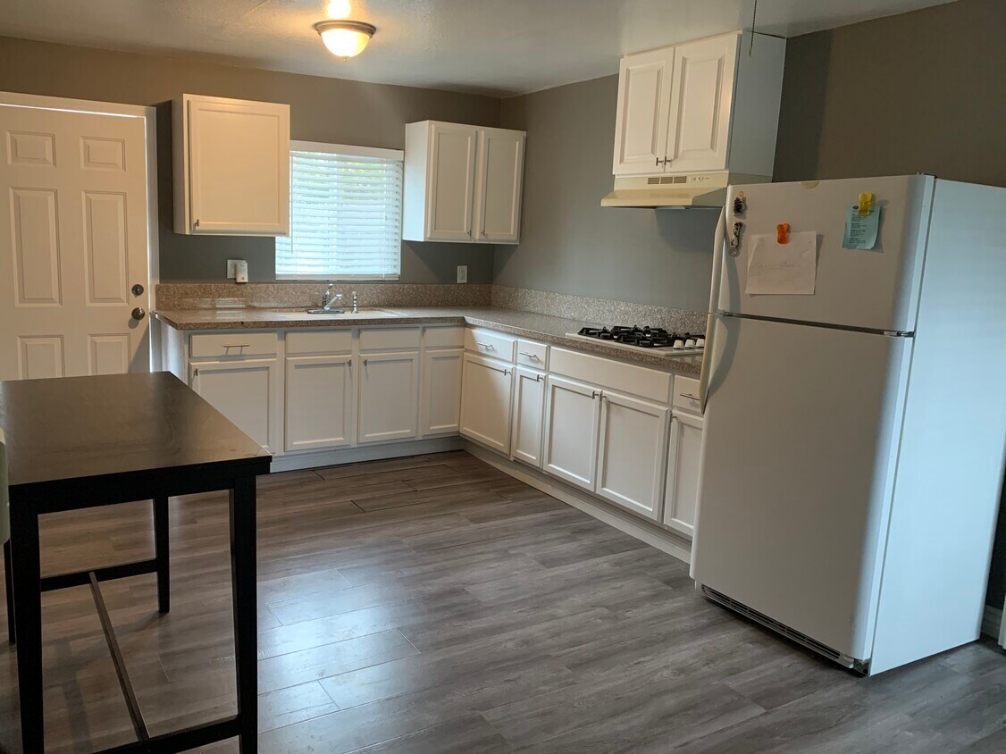 Foto principal - 14010 Anderson St