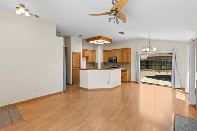 Foto del edificio - 8753 Redwood Grove Way