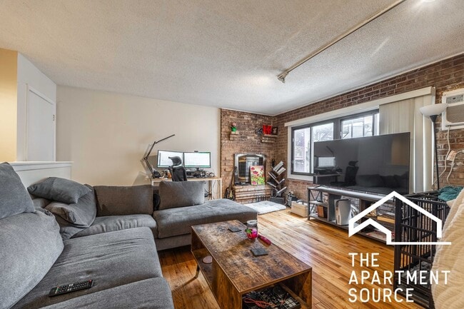 Building Photo - 715 W Diversey Pkwy