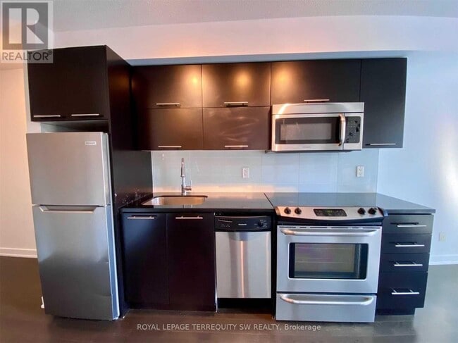 Building Photo - 126 Simcoe St