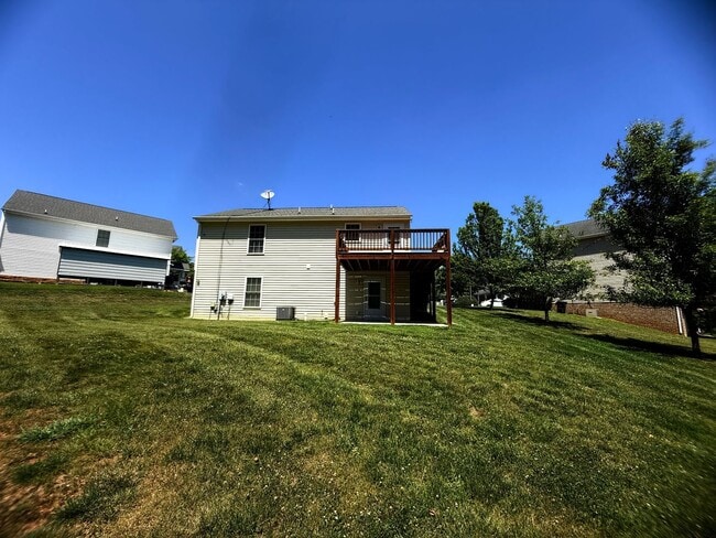 Building Photo - Split Foyer in New Towne Neighborhood