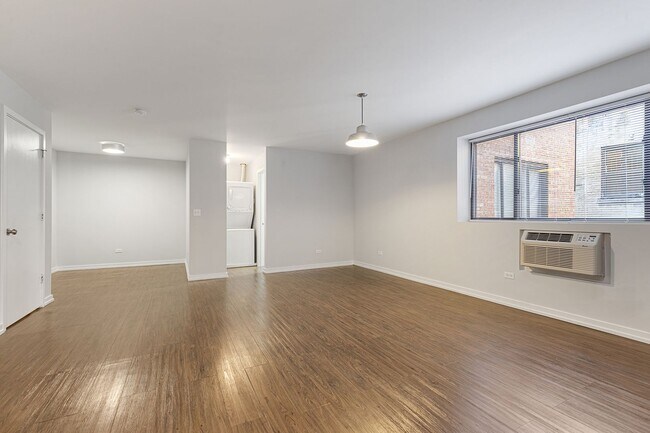 Building Photo - 6157 N Kenmore Ave