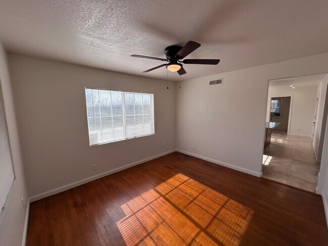 Foto del edificio - 10433 S Bethel Ave