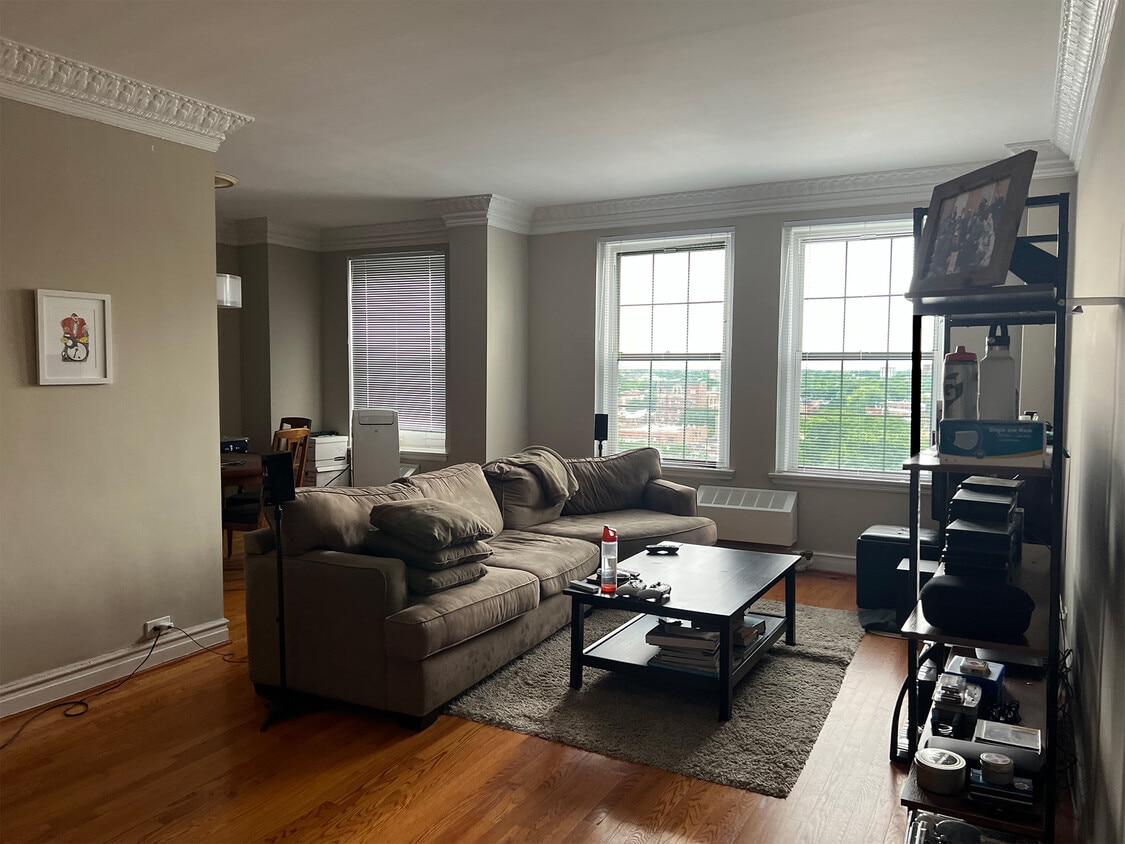 Living Room with unobstructed western view - 6101 N Sheridan Rd