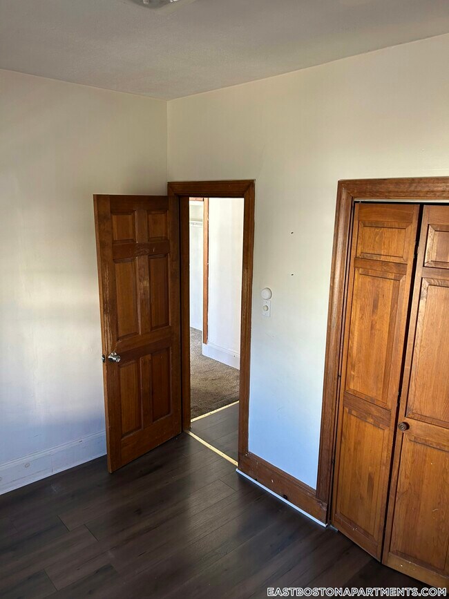 Building Photo - 22-24 Gladstone St.