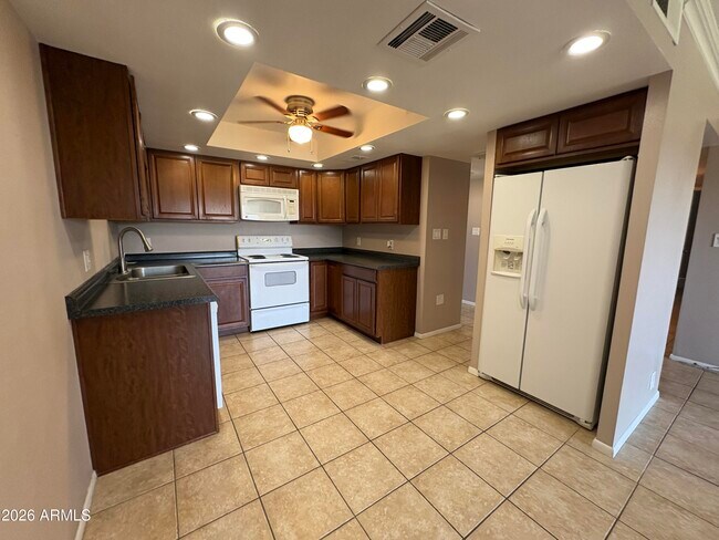Foto del edificio - 7940 E Camelback Rd