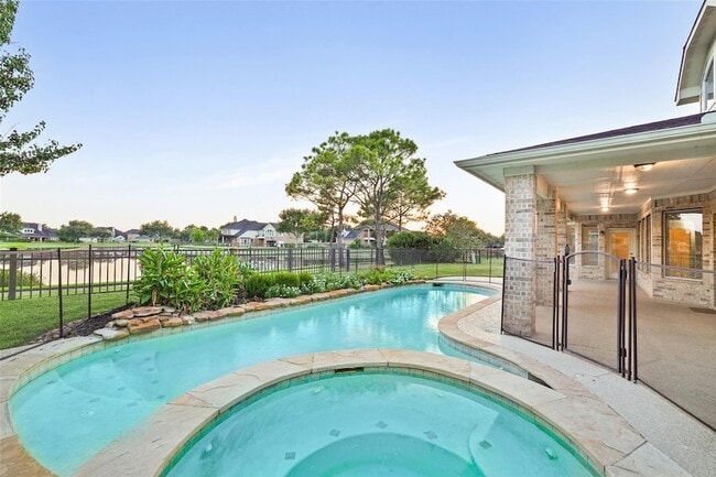 Foto del edificio - 6915 Monarch Lake Ln