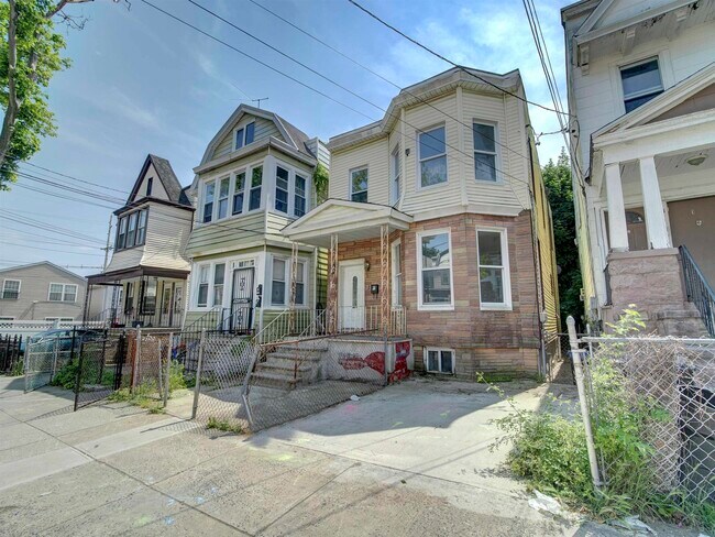 Building Photo - 13 Dwight St