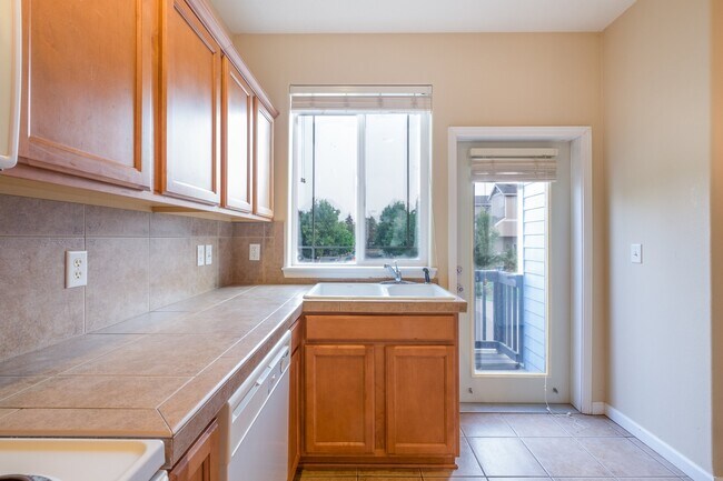 Building Photo - 3 Bedroom 2.5 Bath Forest Grove Town home