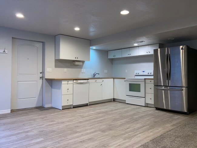 Kitchen - 3695 E Turnberry Rd