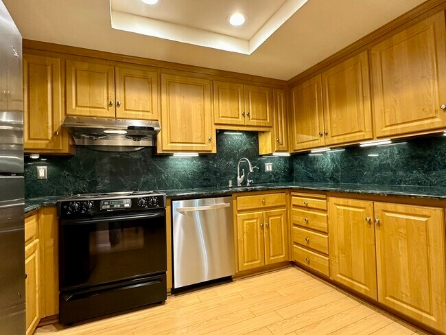 Building Photo - 1033 Crestview Dr
