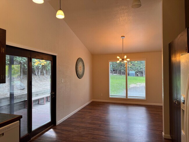 Foto del edificio - Selah 4 bedroom 3 Bathroom Double Garage, Fenced Yard