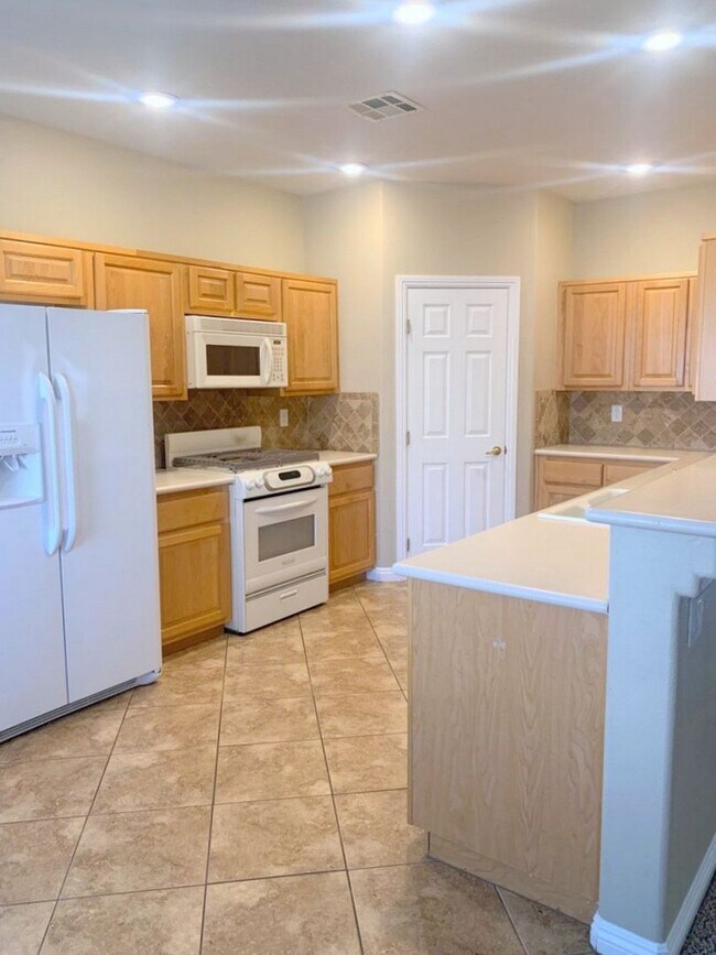 Building Photo - Beautiful 3 Bedroom Home in Mountains Edge with Pool/Spa