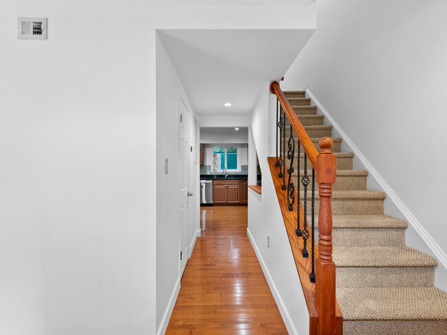Building Photo - Spacious Reston Townhome in a Prime Centra...
