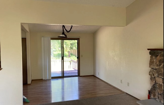 Building Photo - 5-Bedroom Home for Rent in Barkley Neighbo...