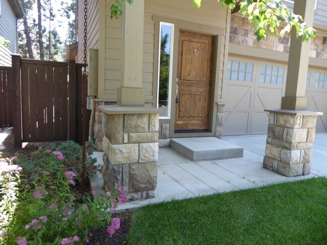 Building Photo - 3 br, 2.5 bath House - 61150 Snowbrush Drive