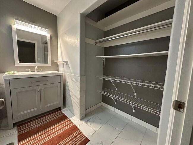 Foto del edificio - 250 Devere Way