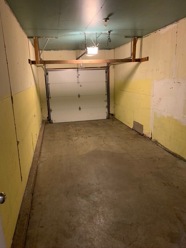 garage - 1979 Dunmore Pl