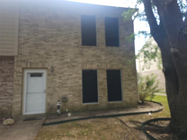 Foto del edificio - 1063 Birnham Woods Blvd