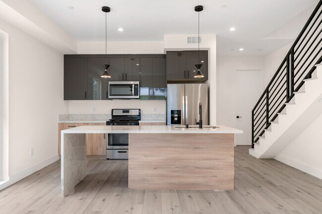Foto del edificio - 15330 Weddington St