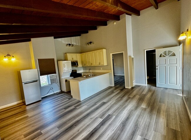 Kitchen - 1551 Yale St