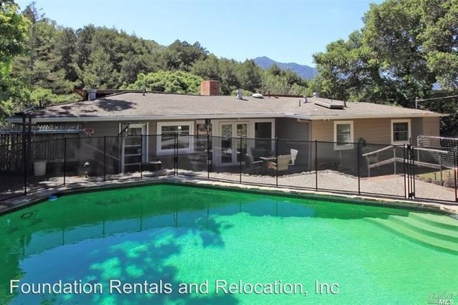 Building Photo - 420 Los Cerros Dr