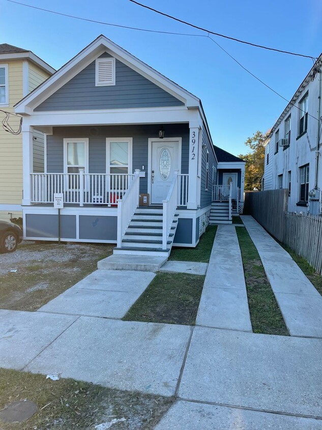 Renovated 2BD/1BA with Driveway and Backyard! - Renovated 2BD/1BA with Driveway and Backyard!