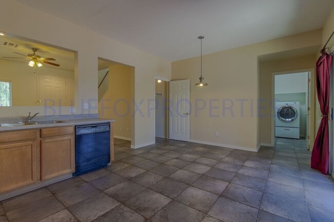 Building Photo - 3 Bedroom 2-Story Large Backyard