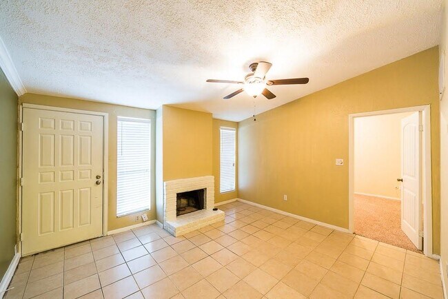 Foto del edificio - 2110 Wilcrest Dr