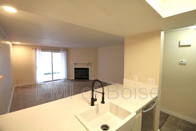Foto del edificio - 6236 Coach Royale Ln