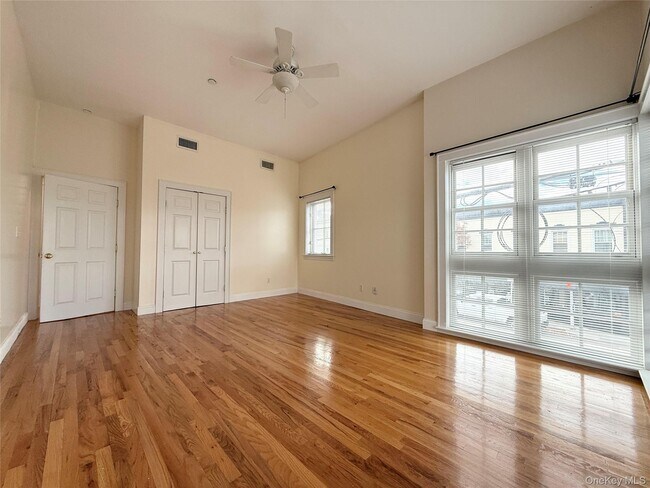 Foto del edificio - 2 E Main St