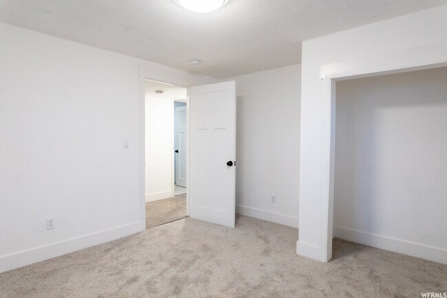 Building Photo - 880 E 200 N