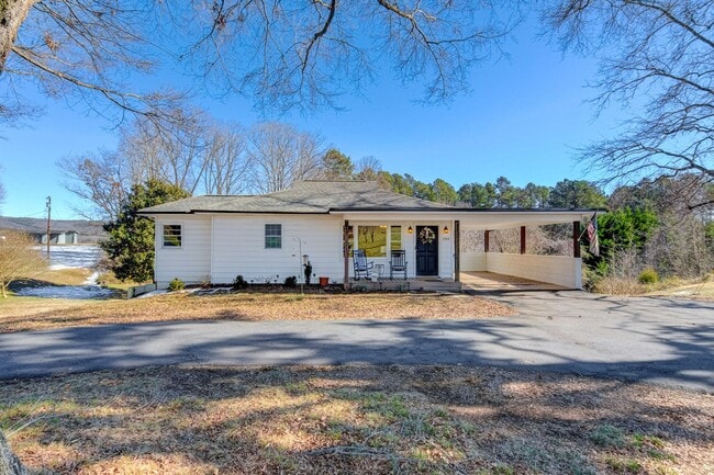 Photo - Fully Furnished Modern 3 bedroom Home!