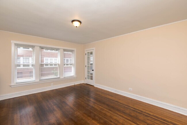 Building Photo - Spacious and Bright 1bed/1ba - Heat Included