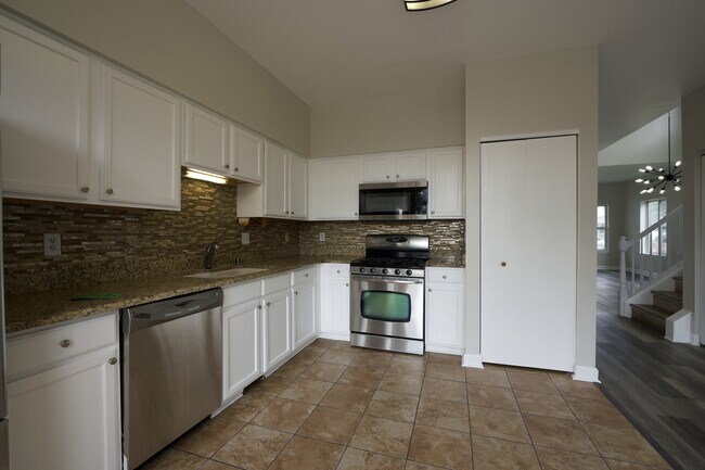 Building Photo - 754 Bayles Dr