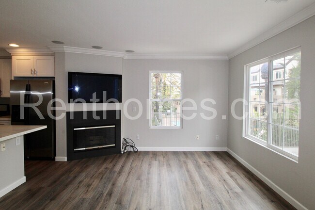 Foto del edificio - Carmel Valley, 3750 Mykonos Ln #100, Wd Fl...