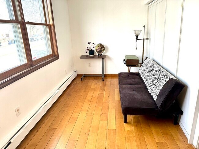 Foto del edificio - 579 Bennington St